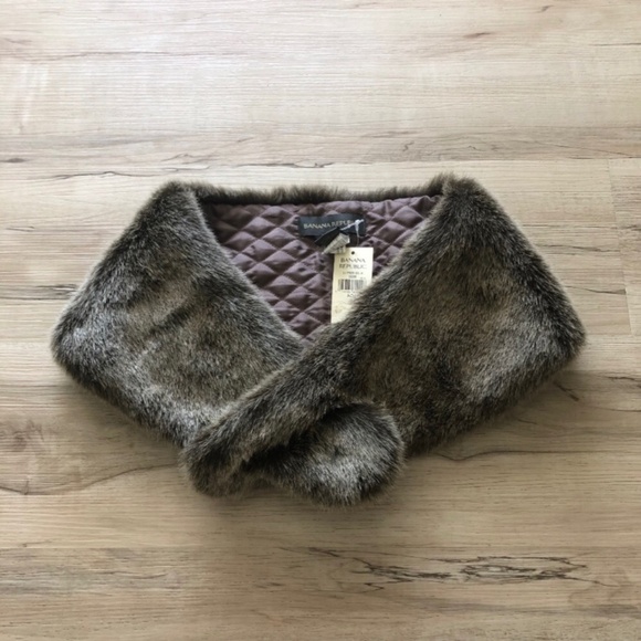 Banana Republic Accessories - BNWT Banana Republic Faux Fur Shawl